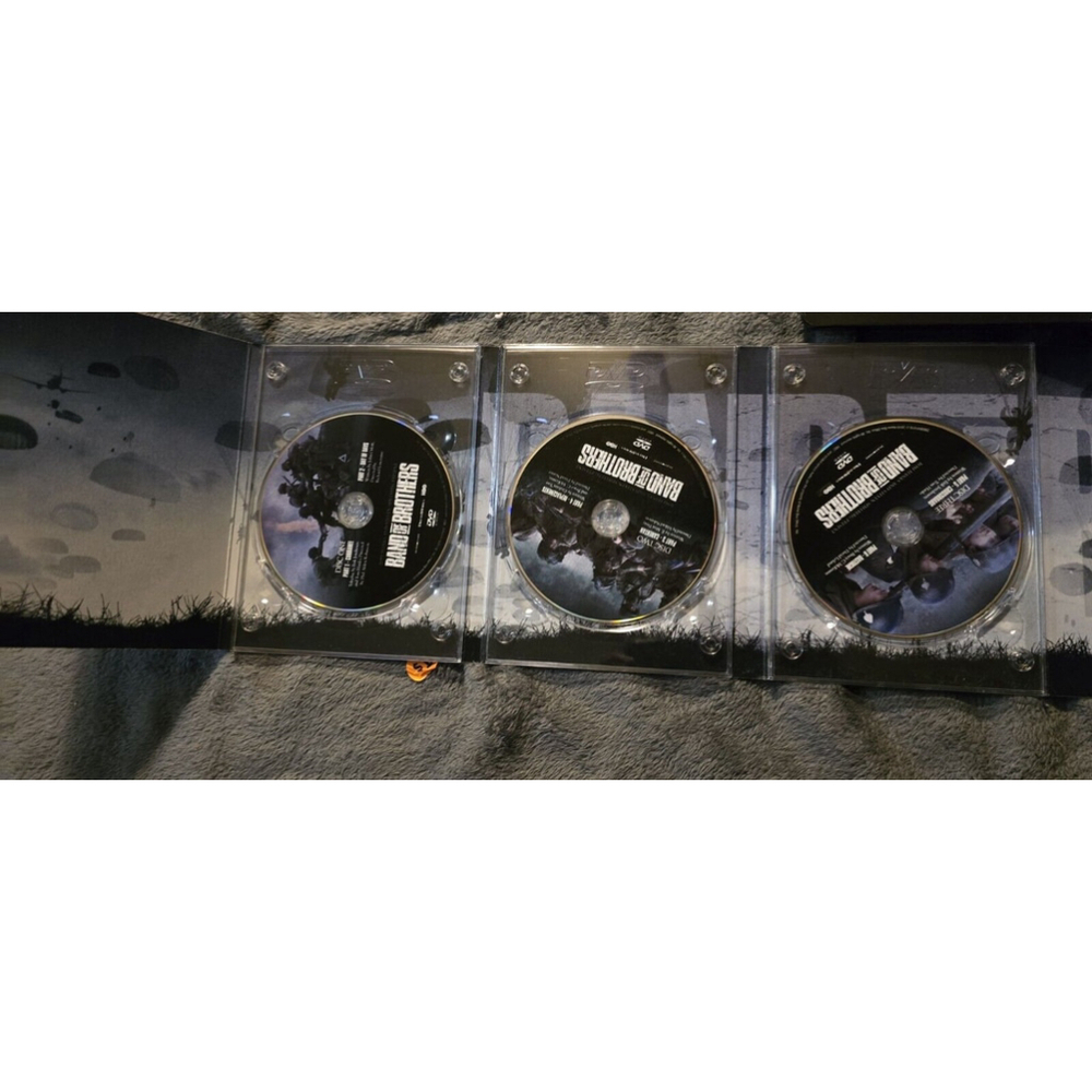 Band of Brothers DVD 6 Disc Set Collectible Tin - Tom Hanks & Steven Spielberg - Picture 5 of 7